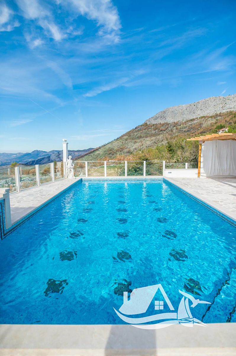 Prodej vily 500 m², pozemek 1000 m², Split – fotka 1 z 3