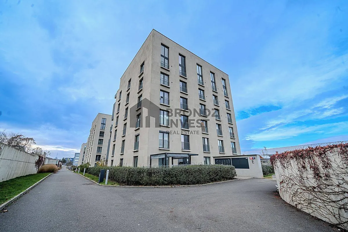 Pronájem garážového stání 14 m²