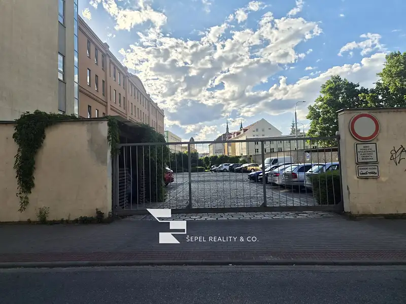 Pronájem garážového stání 12 m², Brno – náhled fotky 3