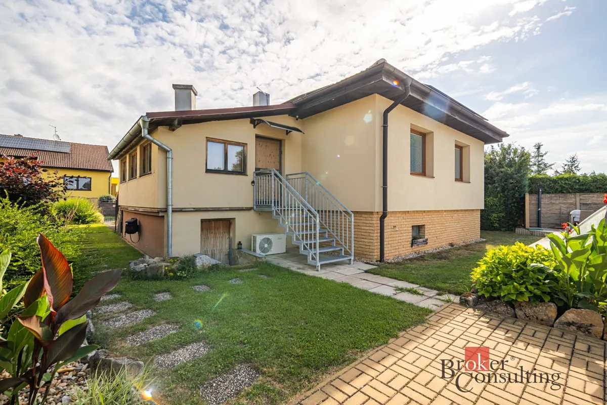 Prodej rodinného domu 270 m², pozemek 2024 m²
