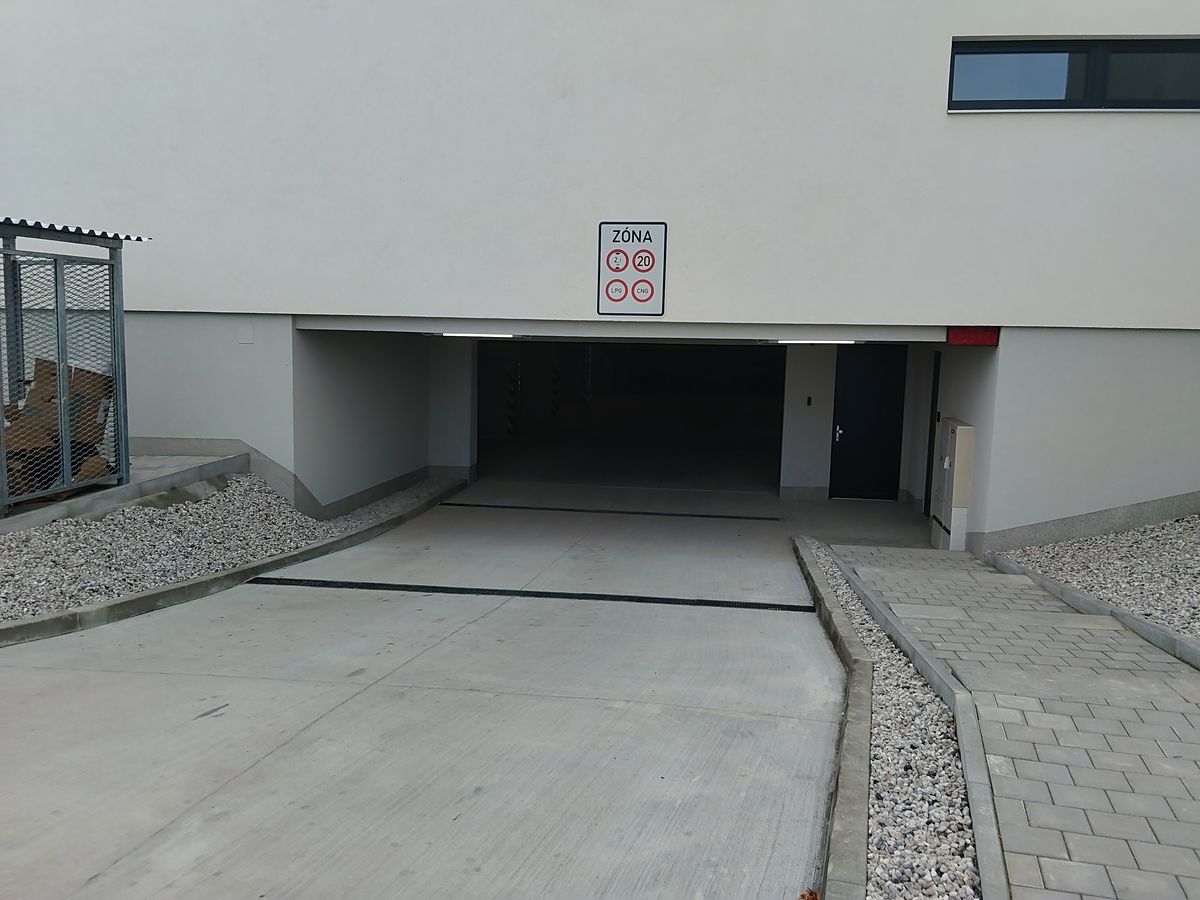 Pronájem garážového stání 13 m², Plzeň – fotka 1 z 3