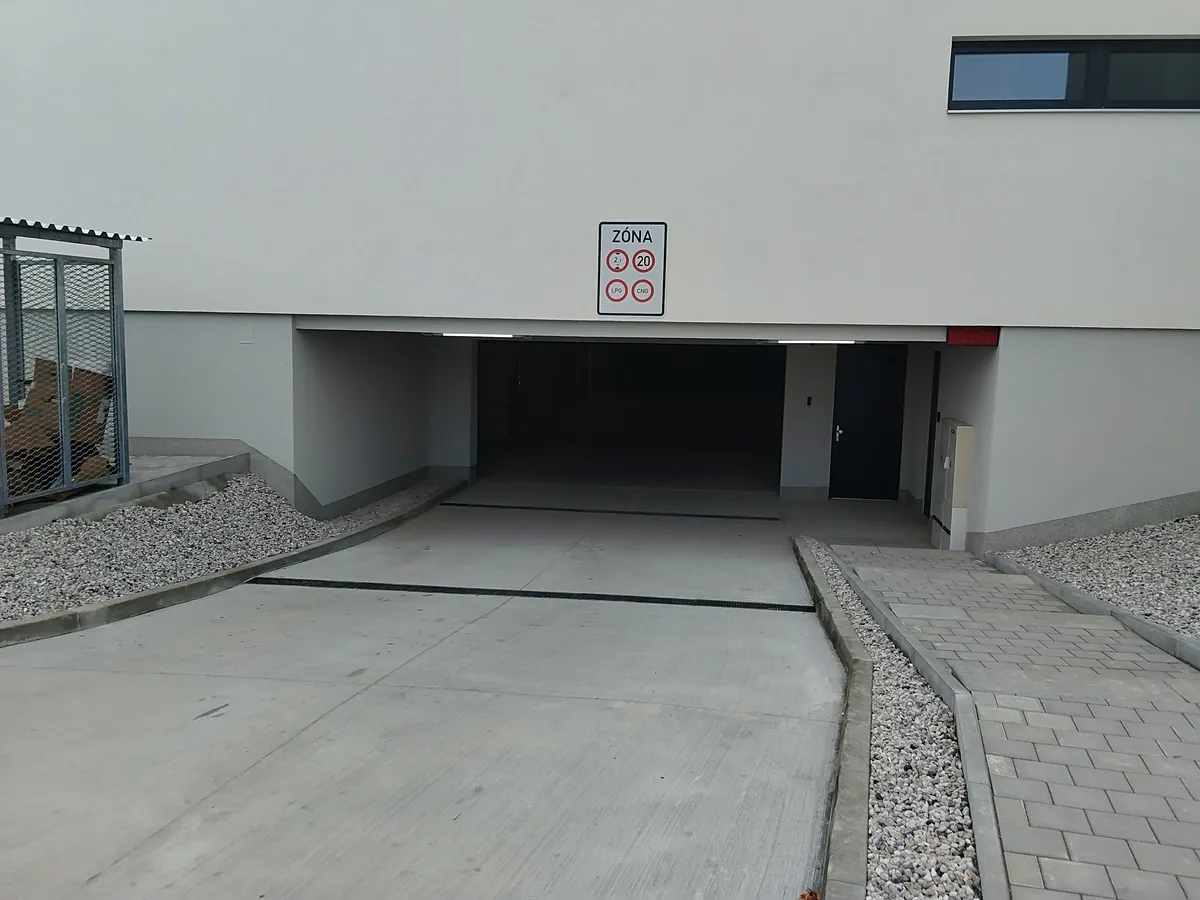 Pronájem garážového stání 13 m²