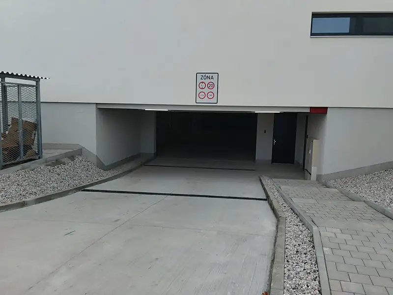 Pronájem garážového stání 13 m², Plzeň – náhled fotky 1