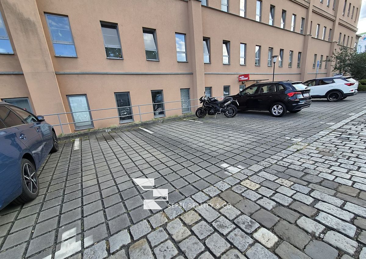 Pronájem garážového stání 12 m², Brno – fotka 1 z 3