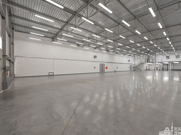 Pronájem komerčního prostoru, 1 395 m² (2 z 11)