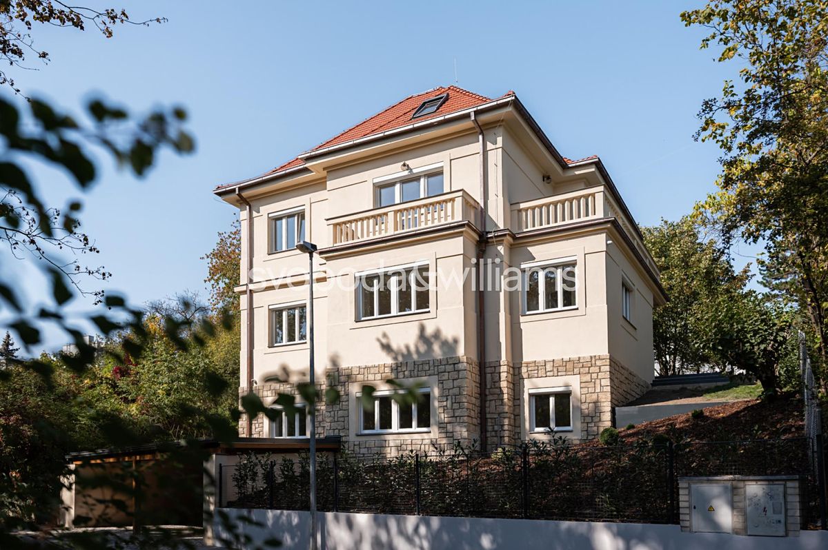 Prodej rodinného domu 398 m², pozemek 927 m², Praha – fotka 1 z 3