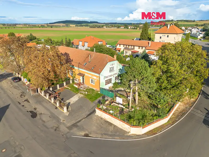 Prodej rodinného domu 520 m², pozemek 2126 m², Svojšice – náhled fotky 1