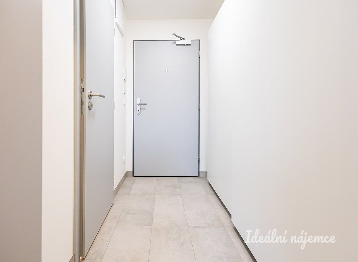 Pronájem bytu 1+kk 35 m², Praha – fotka 1 z 3
