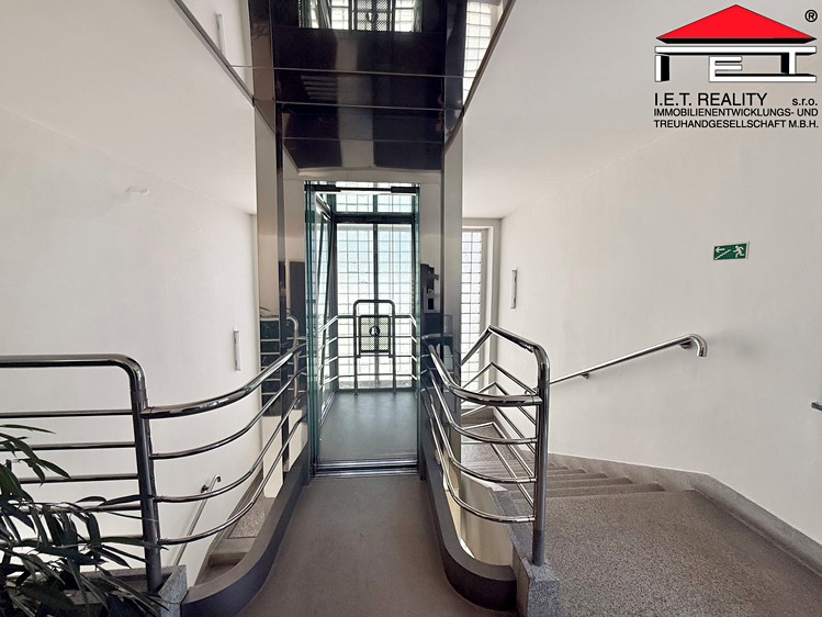 Pronájem komerčního prostoru, 196 m² (22 z 29)