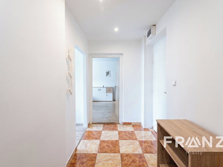 Pronájem bytu 1+1, 38 m² (12 z 15)