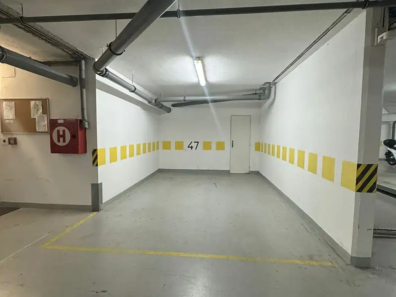 Pronájem garážového stání 17 m², Praha – náhled fotky 1