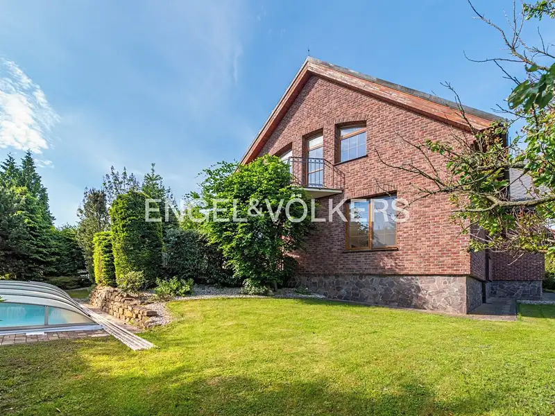 Pronájem vily 384 m², pozemek 903 m², Praha – náhled fotky 1