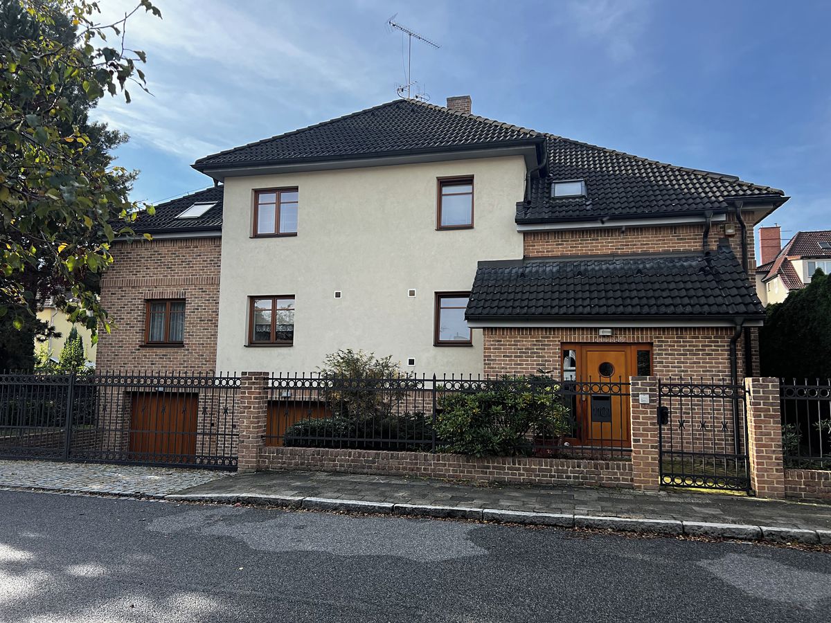 Pronájem vícegeneračního domu 320 m², pozemek 836 m², Poděbrady – fotka 1 z 3