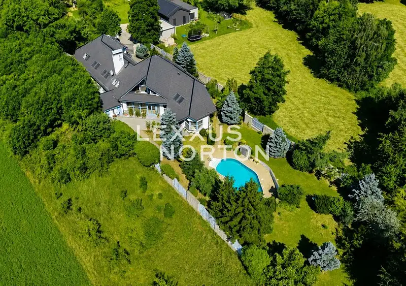 Prodej rodinného domu 609 m², pozemek 2267 m², Vestec – náhled fotky 1