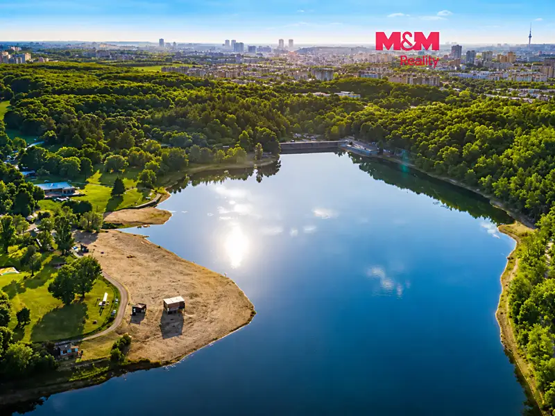 Prodej pozemku 1809 m², Praha – náhled fotky 1