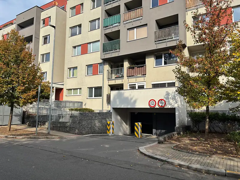 Pronájem garážového stání 10 m², Praha – náhled fotky 1