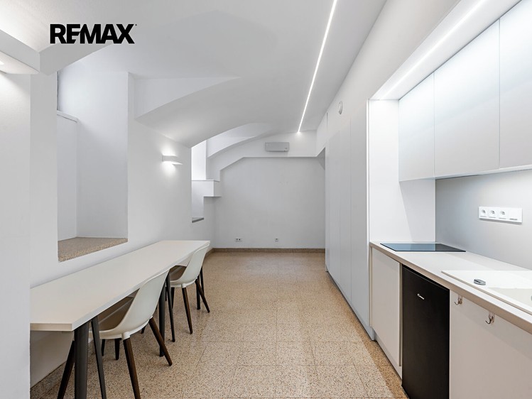Pronájem bytu 1+kk, 40 m² (6 z 12)