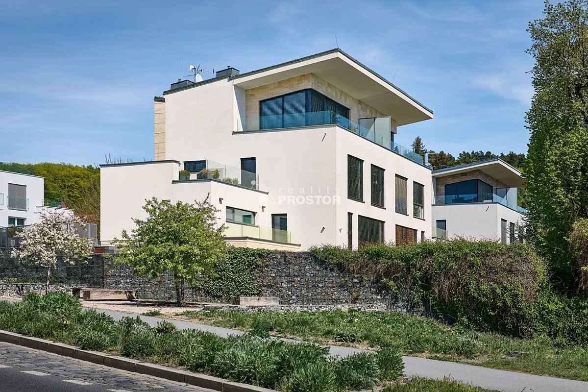 Pronájem rodinného domu 433 m², pozemek 454 m²