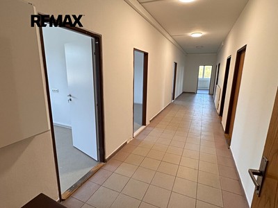 Pronájem komerčního prostoru, 16 m² (2 z 10)