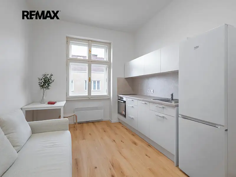 Prodej bytu 1+kk 20 m², Praha – náhled fotky 1