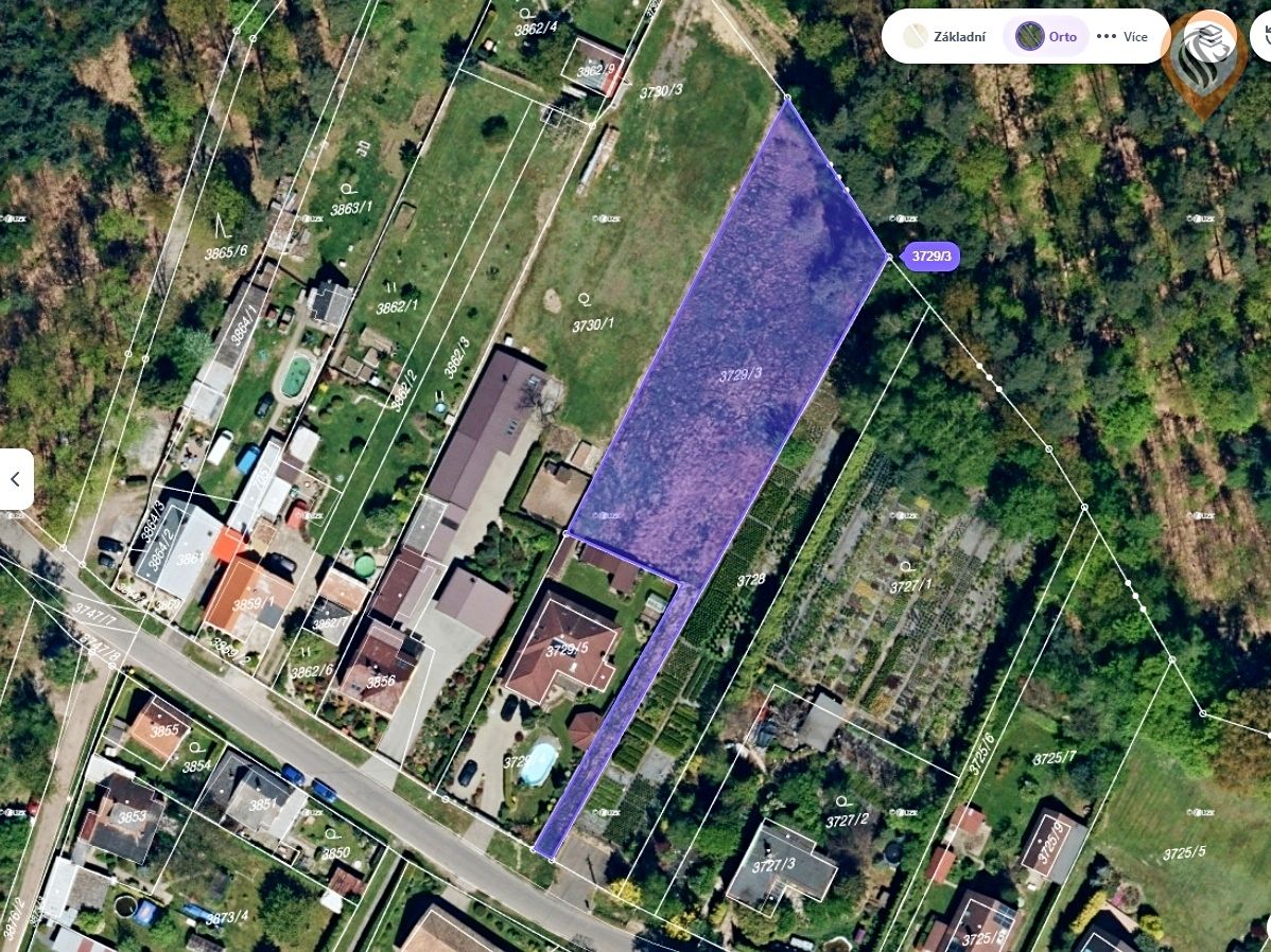 Prodej stavebního pozemku 2032 m², Holice – fotka 1 z 3