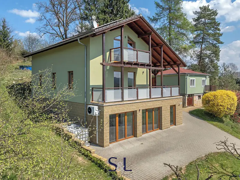 Prodej rodinného domu 363 m², pozemek 2239 m², Turnov – náhled fotky 1