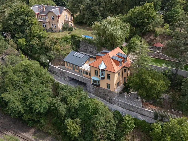 Prodej rodinného domu 308 m², pozemek 1056 m², Praha – náhled fotky 2