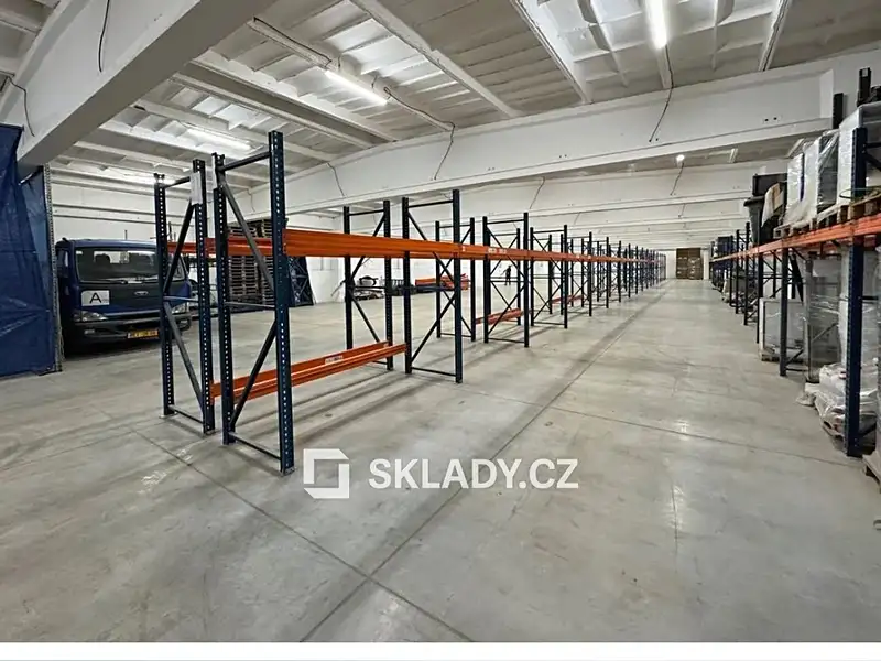 Pronájem skladového prostoru 750 m², Martiněves – náhled fotky 1