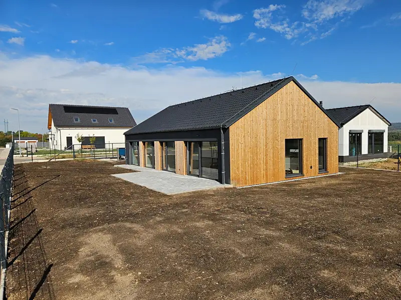 Prodej rodinného domu 108 m², pozemek 669 m², Lešany – náhled fotky 2