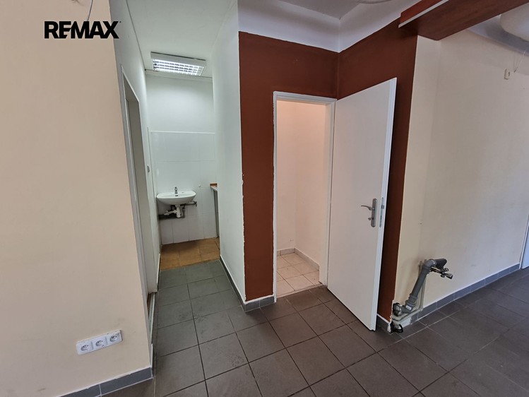 Prodej komerčního prostoru, 164 m² (9 z 16)