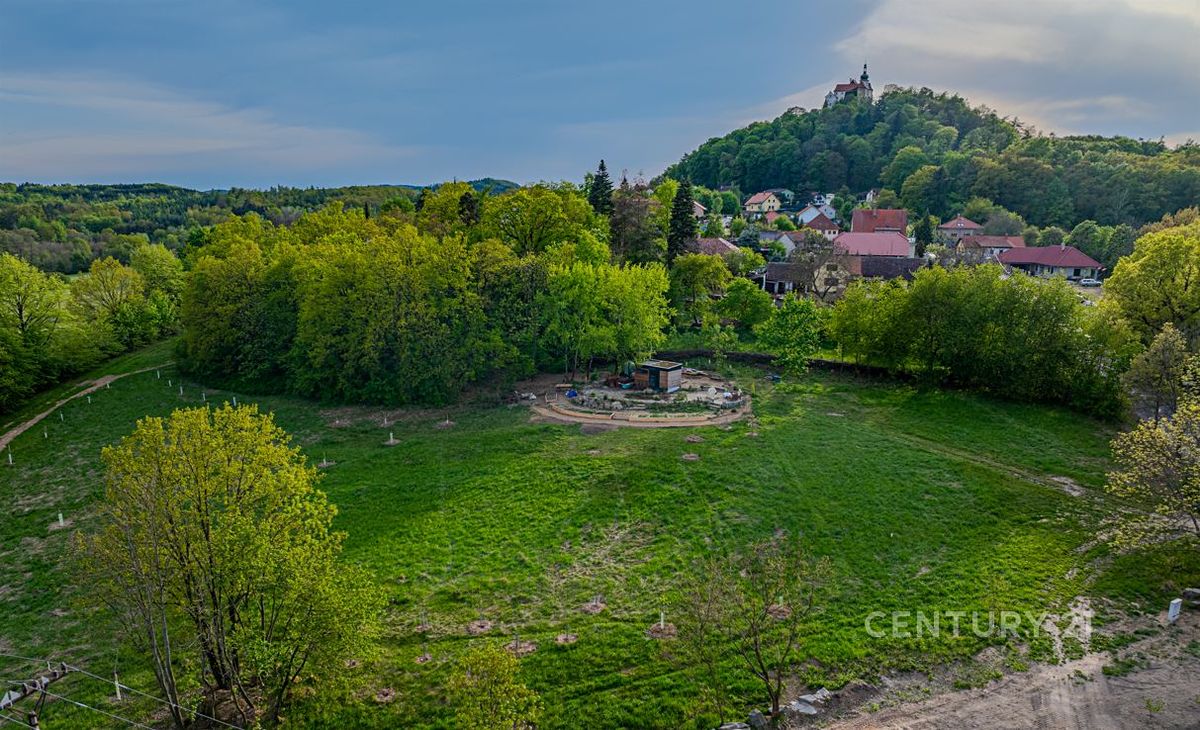 Prodej stavebního pozemku 5679 m², Vysoký Chlumec – fotka 1 z 3
