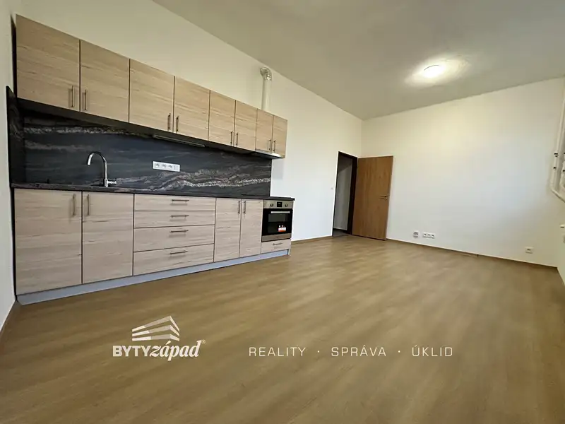 Pronájem bytu 3+kk 66 m², Strašice – náhled fotky 2
