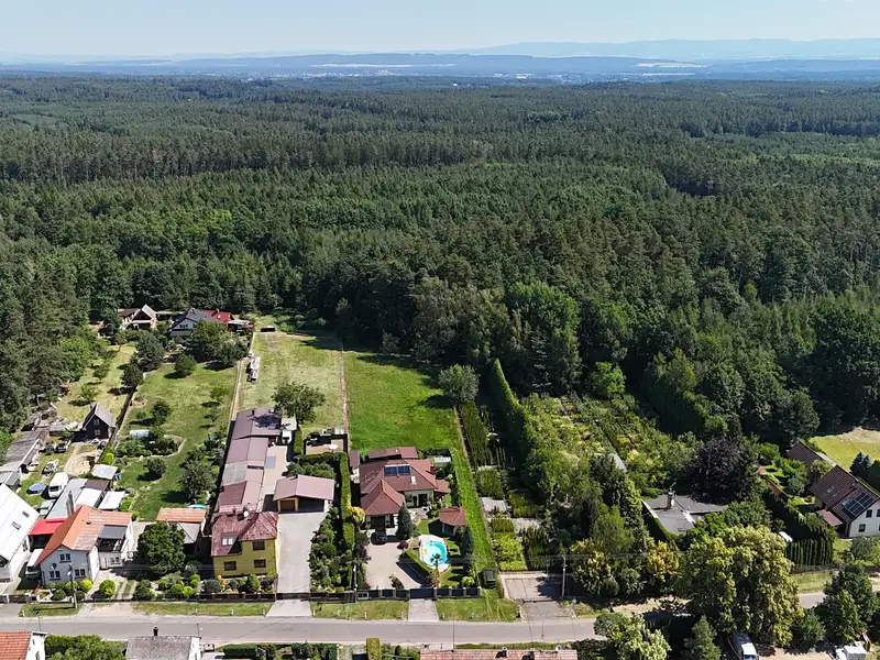 Prodej stavebního pozemku 2032 m², Holice – náhled fotky 2