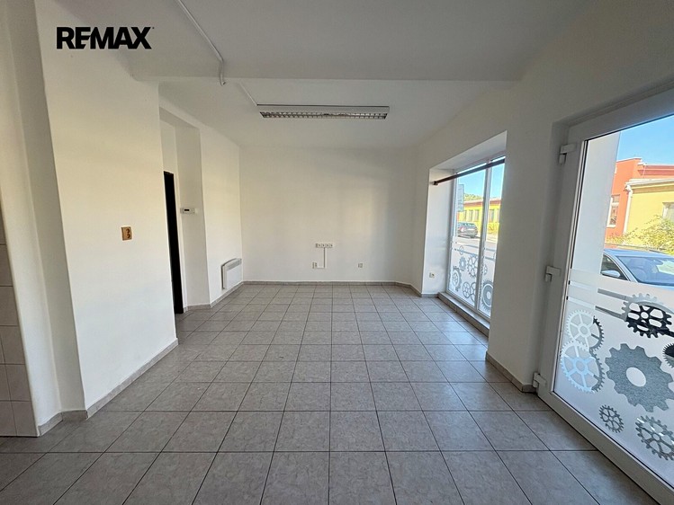 Pronájem komerčního prostoru, 74 m² (6 z 11)