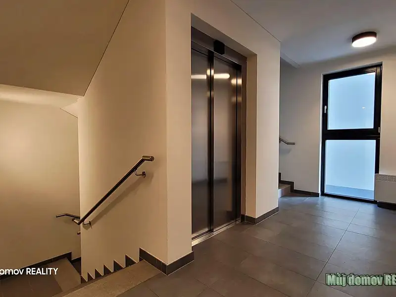 Pronájem bytu 1+kk 36 m², Praha – náhled fotky 2