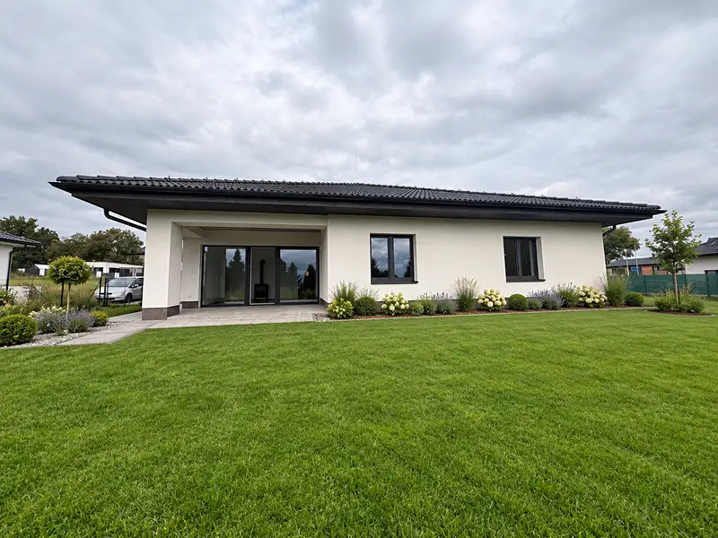 Prodej rodinného domu 246 m², pozemek 816 m², Hvozdnice – náhled fotky 2
