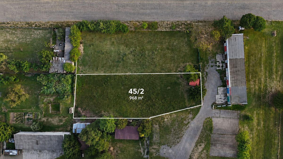 Prodej stavebního pozemku 968 m², Mochov – fotka 1 z 3