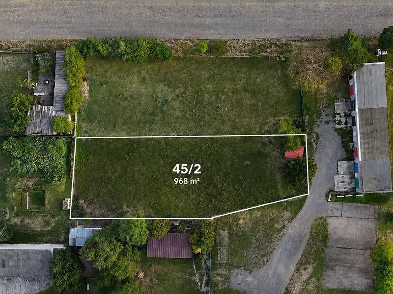 Prodej stavebního pozemku 968 m², Mochov – náhled fotky 1