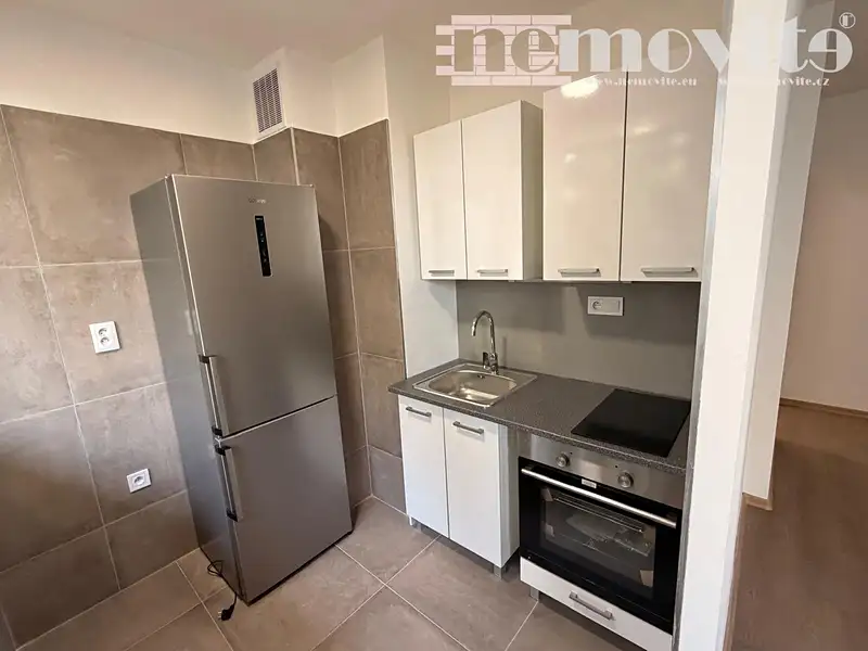 Pronájem bytu 1+kk 28 m², Pardubice – náhled fotky 1