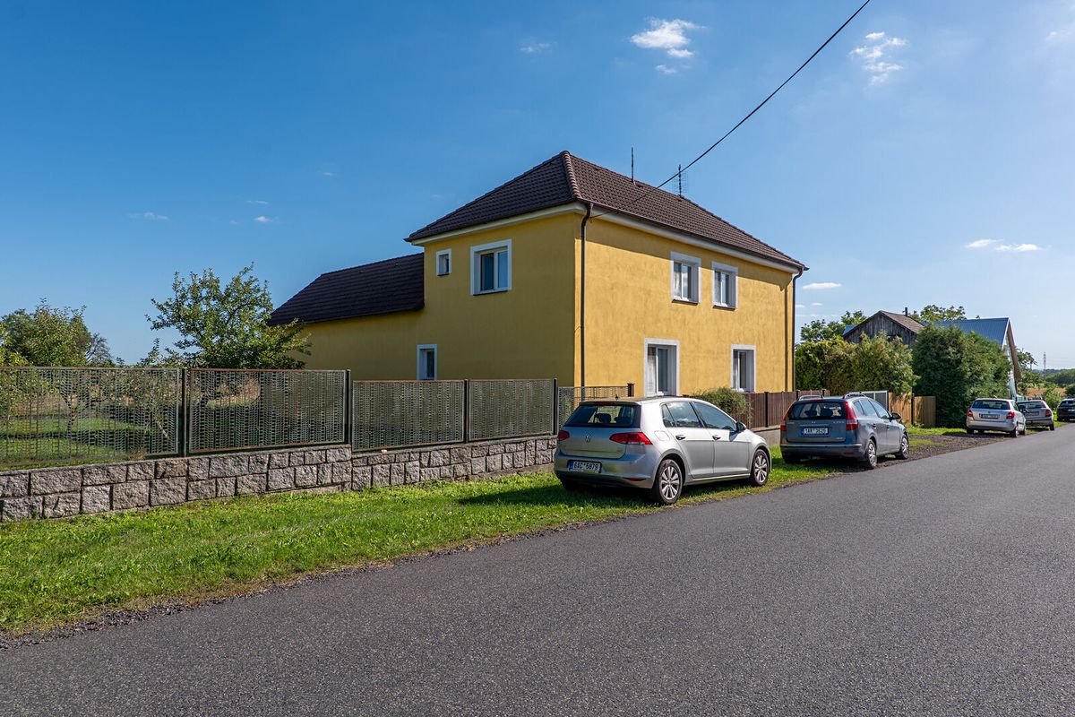 Prodej rodinného domu 180 m², pozemek 898 m², Hradčany – fotka 1 z 3