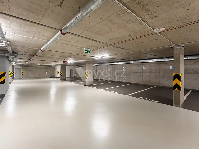 Pronájem garážového stání 12 m², Praha – náhled fotky 1