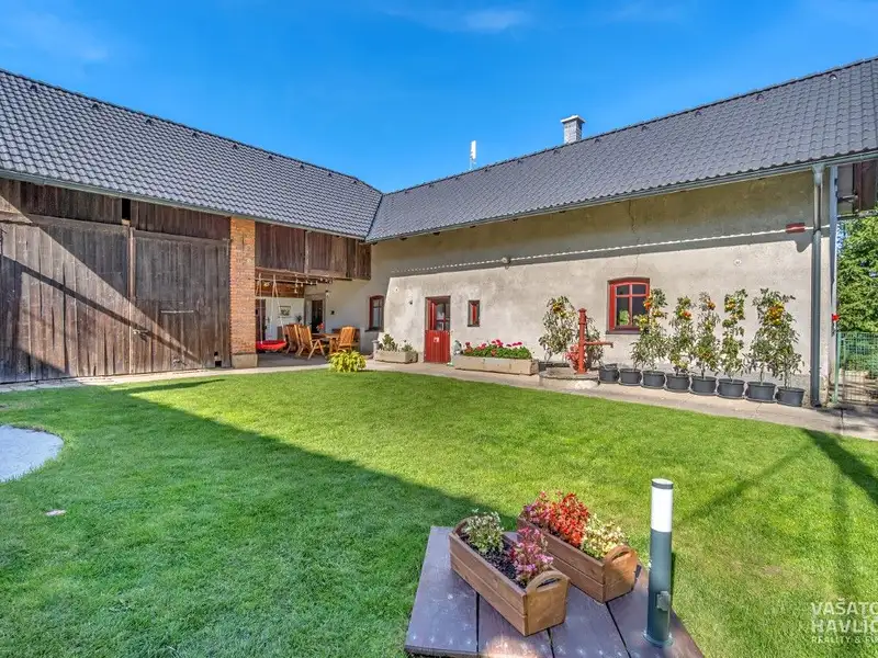 Prodej rodinného domu 211 m², pozemek 394 m², Hořiněves – náhled fotky 2