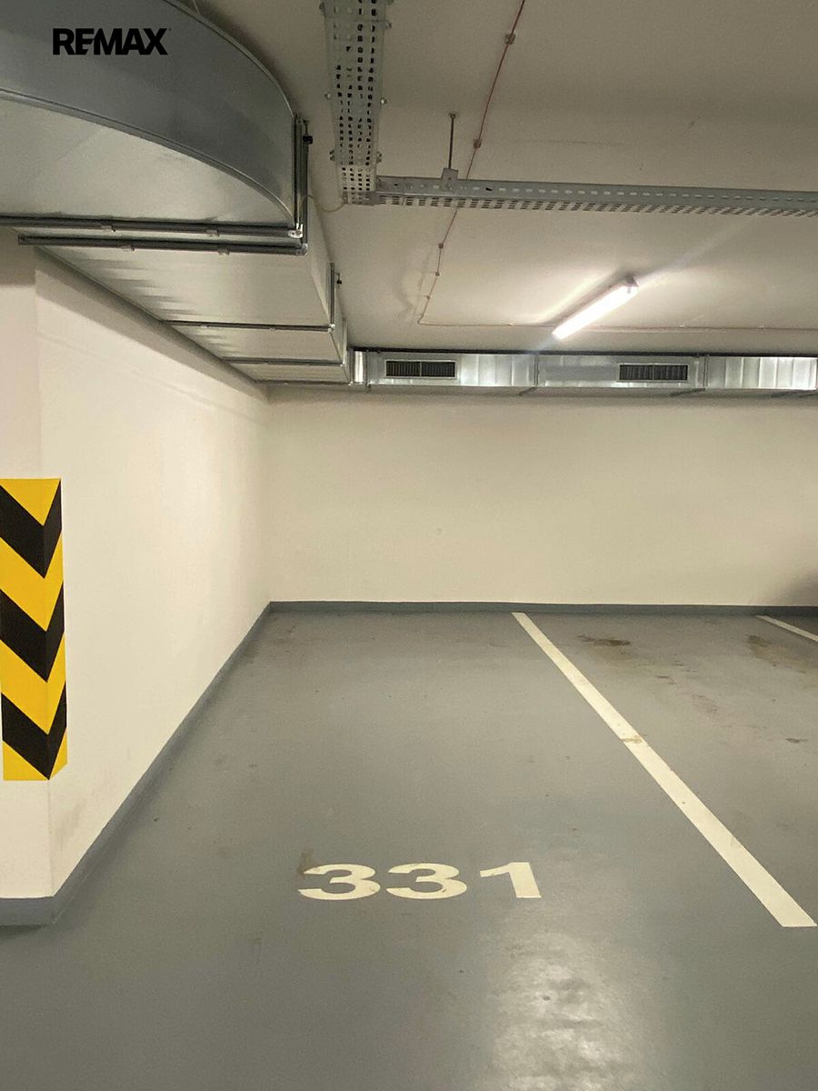 Pronájem garážového stání 15 m², Praha – fotka 1 z 3