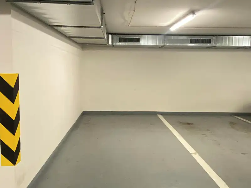 Pronájem garážového stání 15 m², Praha – náhled fotky 1