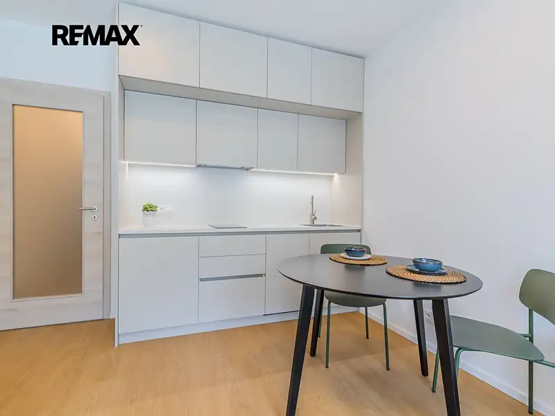 Pronájem bytu 1+kk 32 m², Praha – náhled fotky 1