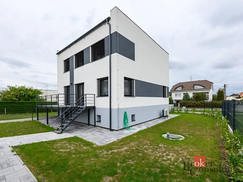 Prodej rodinného domu 218 m², pozemek 458 m², Plzeň – náhled fotky 2