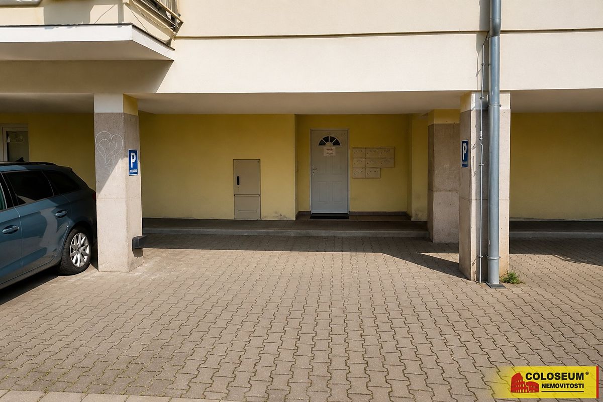 Pronájem garážového stání 60 m², Šlapanice – fotka 1 z 3