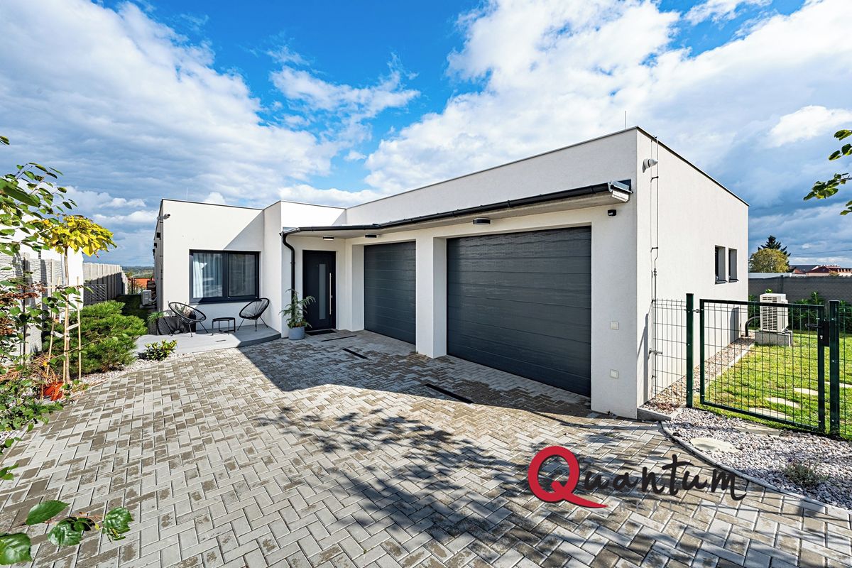 Prodej rodinného domu 244 m², pozemek 873 m², Divišov – fotka 1 z 3