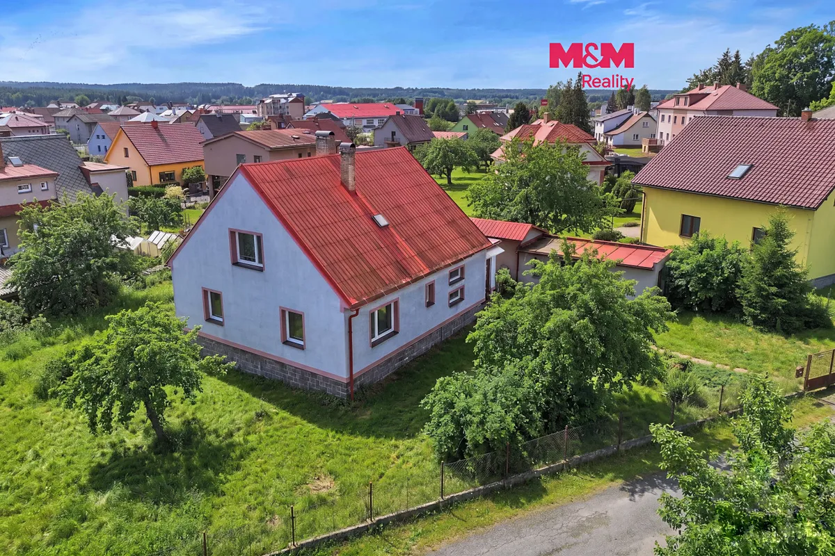 Prodej rodinného domu 225 m², pozemek 1225 m²