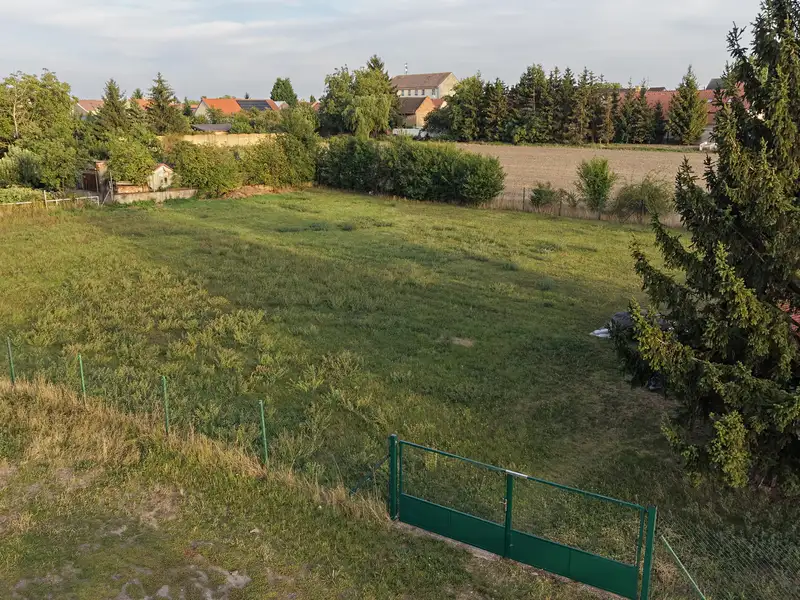 Prodej stavebního pozemku 968 m², Mochov – náhled fotky 2